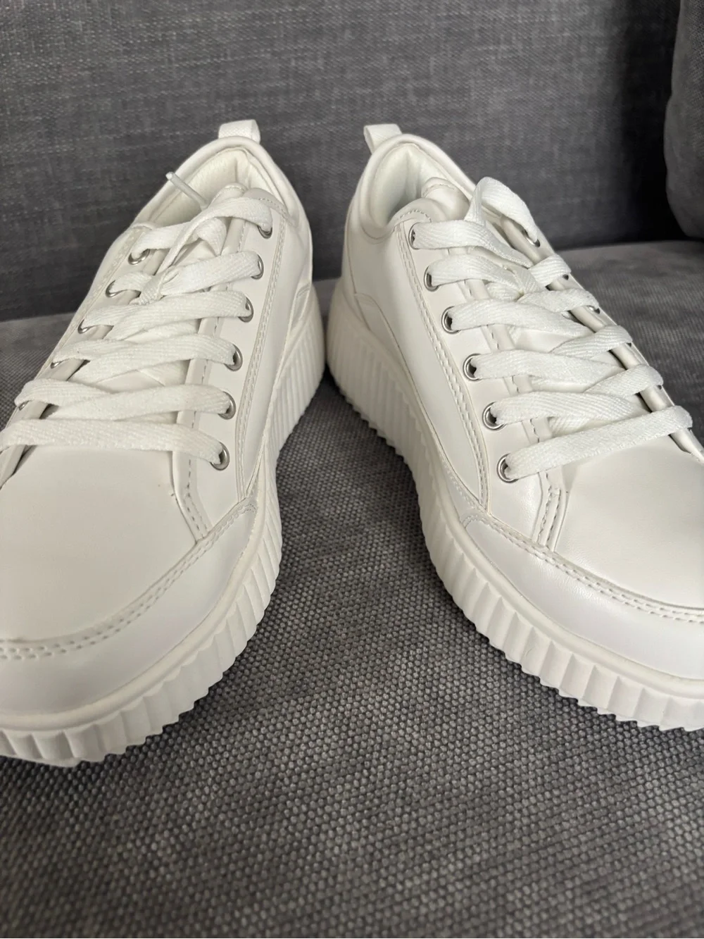 Dream Pairs White Low-Top Platform Sneakers